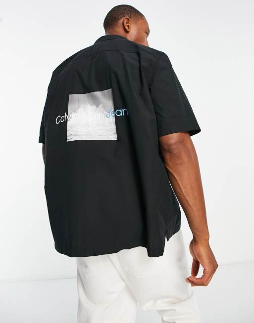 Calvin Klein Jeans - Camicia a maniche corte con stampa fotografica sul retro nera