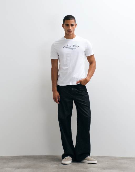 Calvin Klein Jeans - camiseta blanca con gráfico de texto, 2 de 5