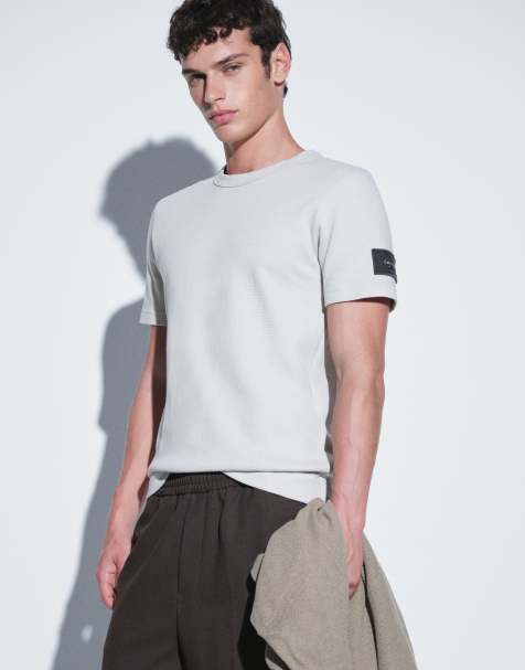Calvin Klein Jeans camiseta de punto gofrado con parche y cuello redondo en gris suave - view 1