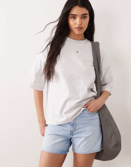 Calvin Klein Jeans - Camiseta gris claro de corte cuadrado extragrande con etiqueta, 1 de 4