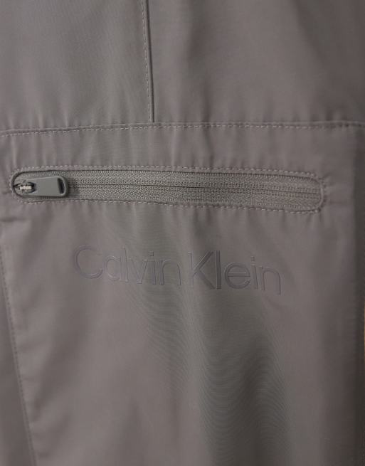 Calvin Klein Jeans – Cargo-Funktionshose in Grau, 5 von 5