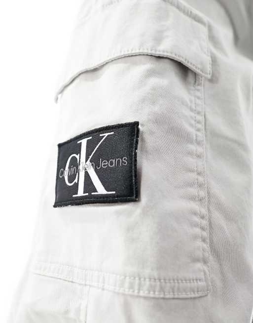 Calvin Klein Jeans - Cargobroek met badge in lichtgrijs, 3 van 5