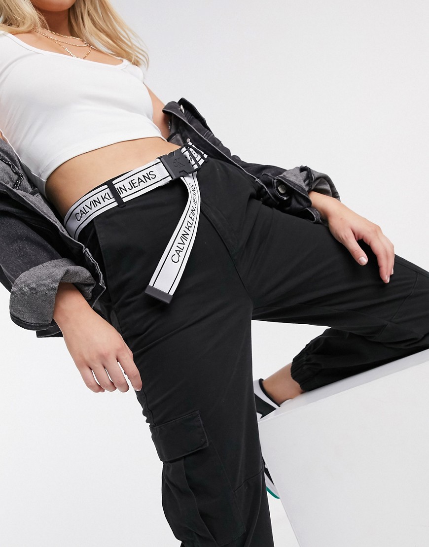 Calvin Klein Jeans - Cargobroek met riem in zwart