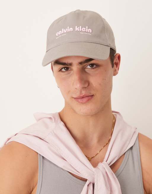 Calvin Klein Jeans - Casquette à logo graphique - Gris/rouge