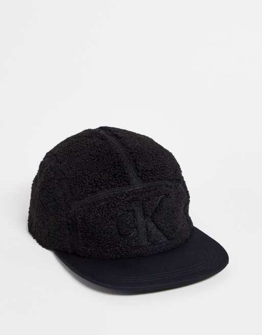 Calvin Klein Jeans - Casquette en sherpa avec monogramme - Noir