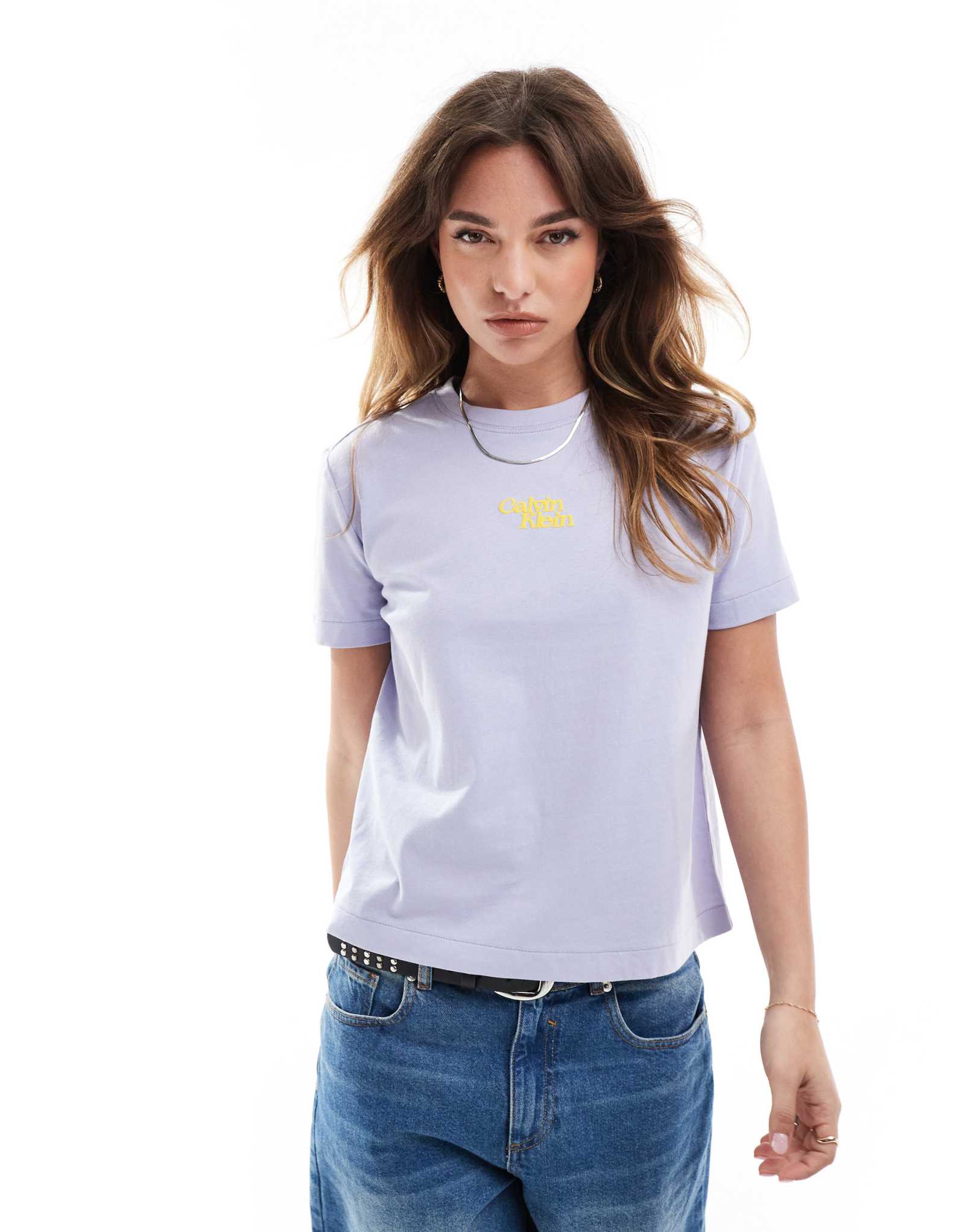 Футболка с логотипом Calvin Klein Jeans с центральной надписью лавандового цвета 
