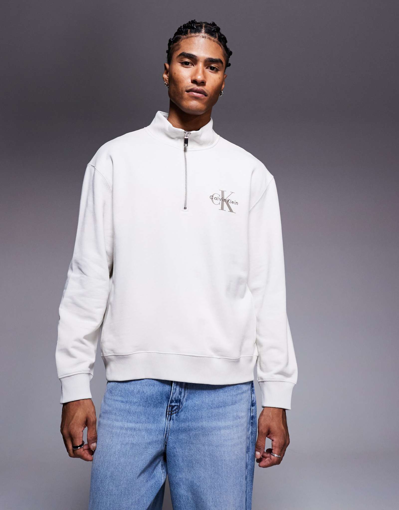 Толстовка с логотипом Calvin Klein Jeans на груди на молнии 1/4, темно-белая