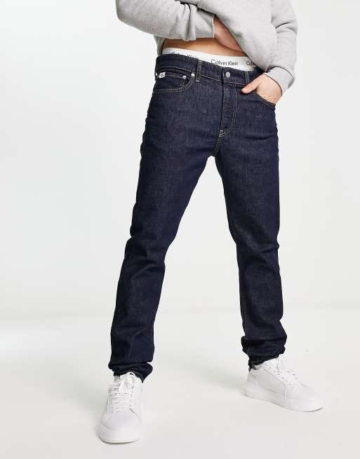Calvin Klein Jeans – Ciemnoniebieskie dopasowane jeansy ze zwężanymi nogawkami w stylu vintage
