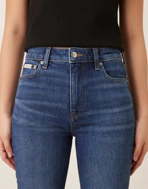 Calvin Klein Jeans – Ciemnoniebieskie jeansy bootcut o obcisłym kroju, 5 z 5