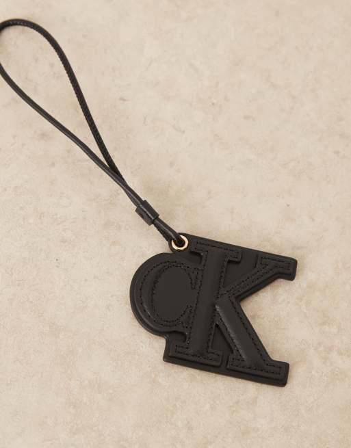 Calvin Klein Jeans - Ciondolo da borsa in pelle nera con monogramma goffrato  , 2 di 4