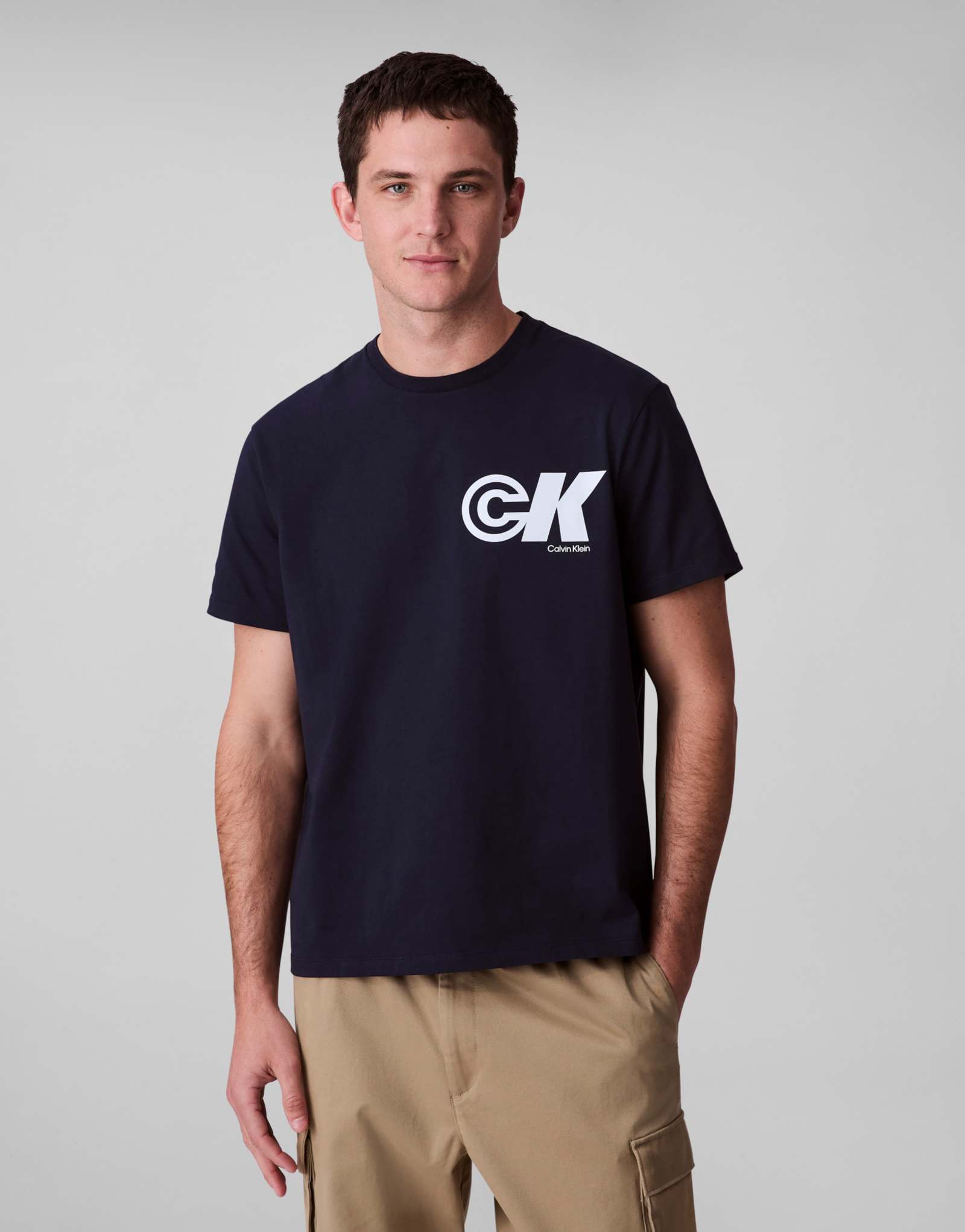 Темно-синяя футболка Calvin Klein Jeans с принтом ck на спине