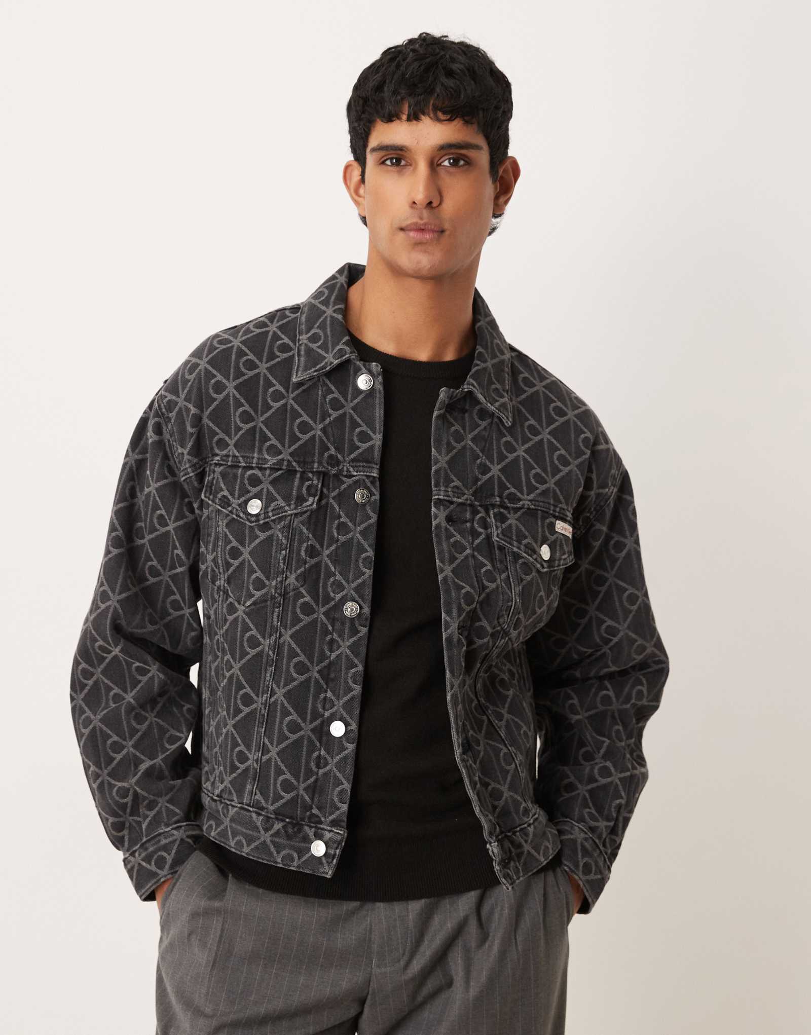 Джинсовая куртка дальнобойщика с жаккардовым принтом Calvin Klein Jeans CK emblem черного цвета