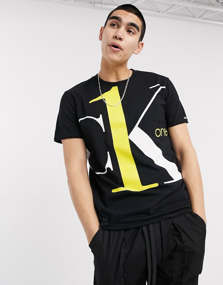 Calvin Klein Jeans - CK1 Capsule - T-shirt nera con grande logo a contrasto-Nero