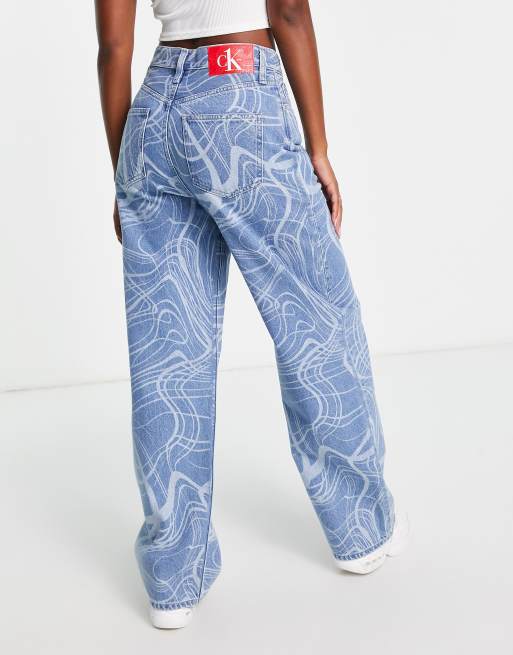 Calvin Klein Jeans – CK1 – Niebieskie luźne jeansy z podwyższonym stanem i ze wzorem w zawijasy 