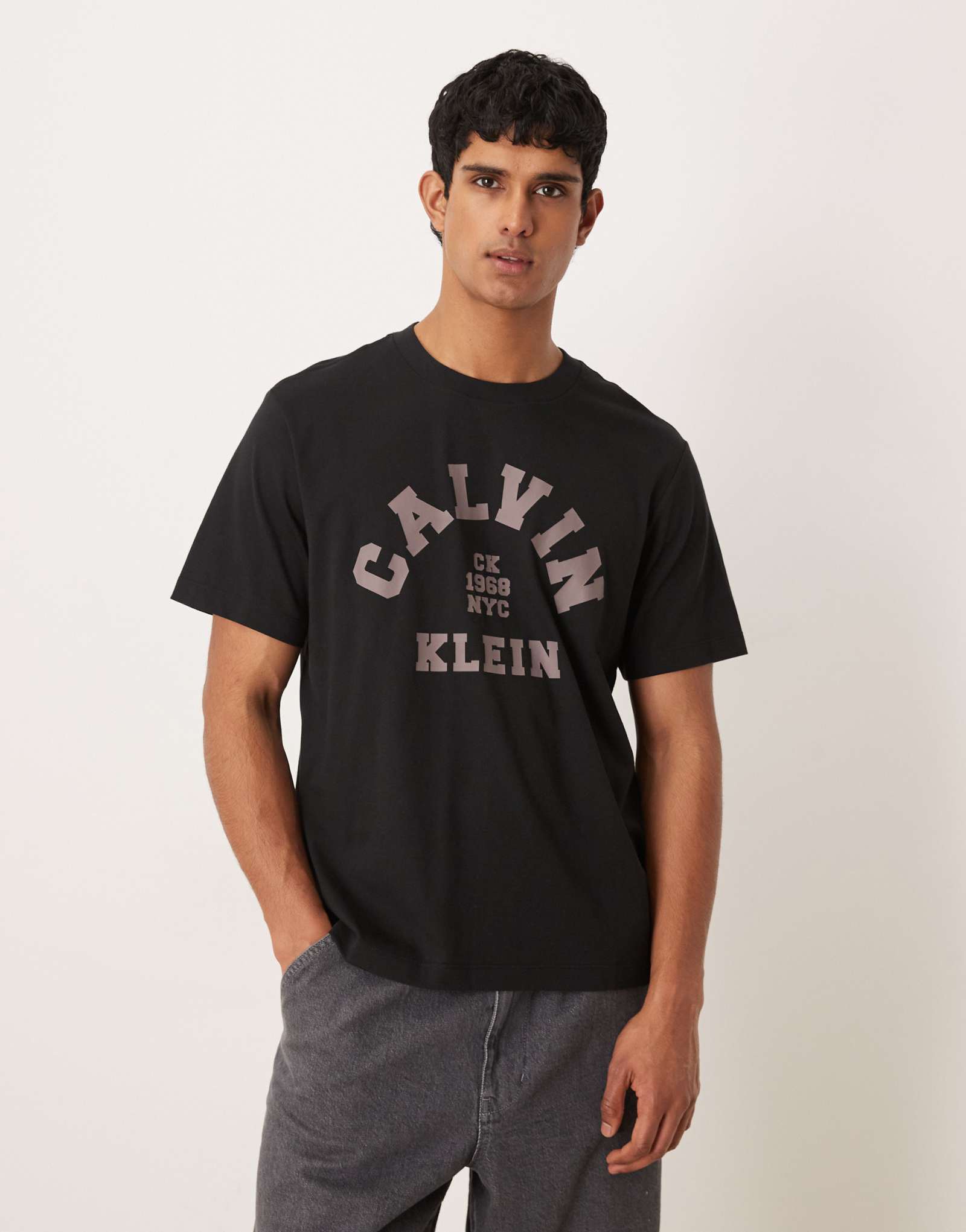 Черная футболка с графическим рисунком на груди от Calvin Klein Jeans collegiate