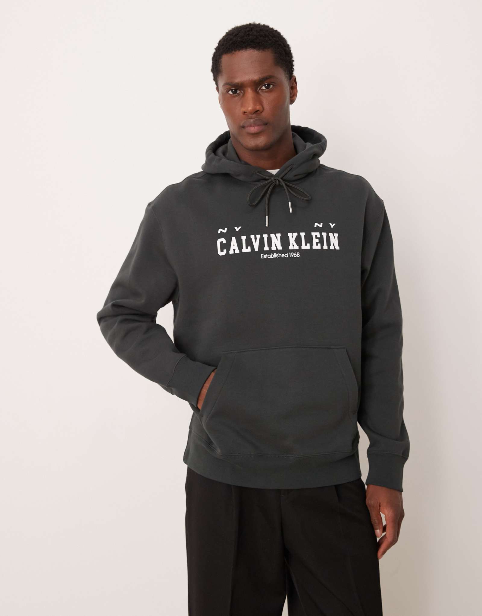 Толстовка с логотипом Calvin Klein Jeans collegiate на груди черного цвета