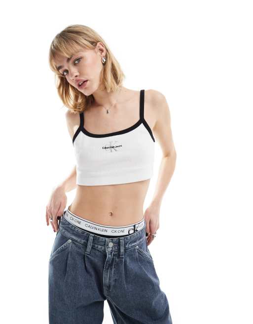 Calvin Klein Jeans - Crop top bianco a coste con monogramma e profili a contrasto - In esclusiva per ASOS
