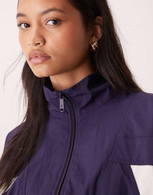 Calvin Klein Jeans – Cropped-Jacke mit Colourblock-Design in Marineblau und Weiß, 3 von 4