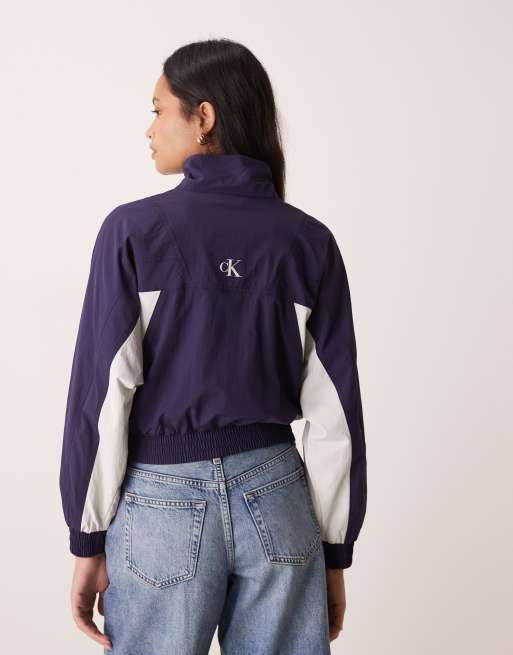 Calvin Klein Jeans – Cropped-Jacke mit Colourblock-Design in Marineblau und Weiß, 4 von 4