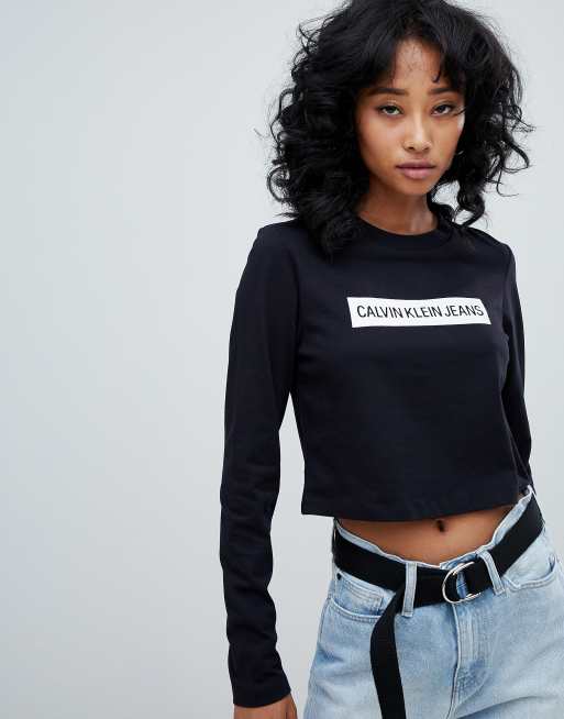 Groene bonen Onafhankelijkheid eetbaar Calvin Klein Jeans cropped long sleeve top with stripe logo | ASOS