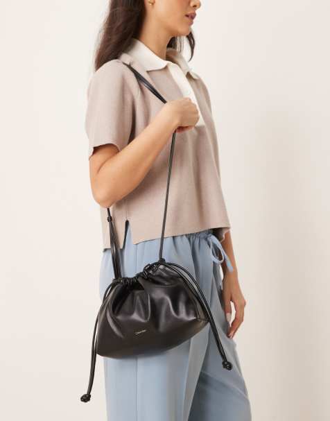 Calvin Klein Jeans - Crossbody tas met trekkoord in zwart - view 1