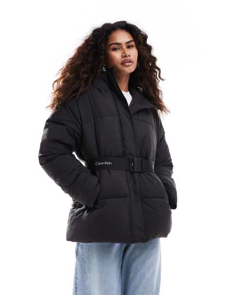 Calvin Klein Jeans – Czarna kurtka ocieplana z paskiem i logo - view 1