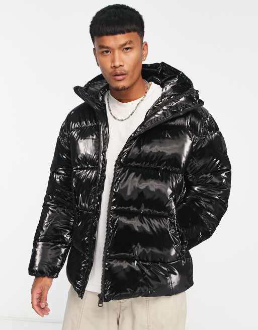 Calvin Klein Jeans – Czarna ocieplana kurtka oversize o wysokim połysku z naszywką z logo 