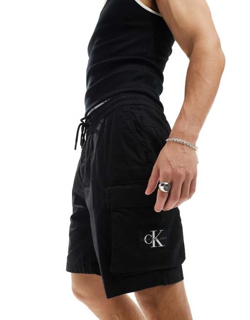 Calvin Klein Jeans – Czarne szorty bojówki z naszywką