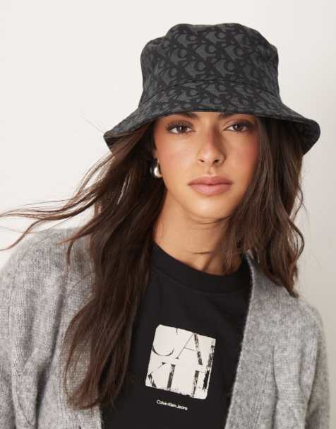 Calvin Klein Jeans – Czarny kapelusz typu bucket z monogramem - view 1