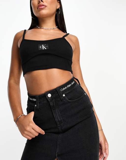Calvin Klein Jeans – Czarny prążkowany top o fasonie braletki z naszywką