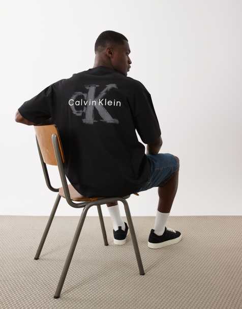 Calvin Klein Jeans – Czarny T-shirt oversize z tłoczonym logo - view 1