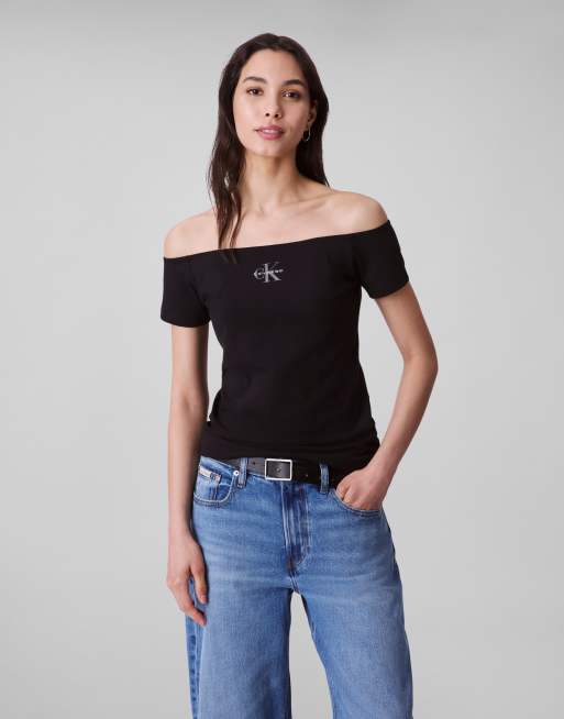 Calvin Klein Jeans – Czarny T-shirt z krótkimi rękawami z odsłoniętymi ramionami i logo