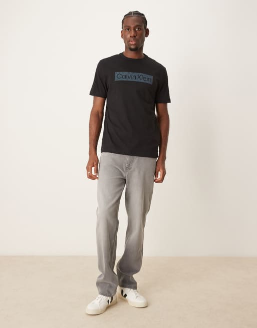 Calvin Klein Jeans – Czarny T-shirt z paskowanym logo w ramce, 4 z 4