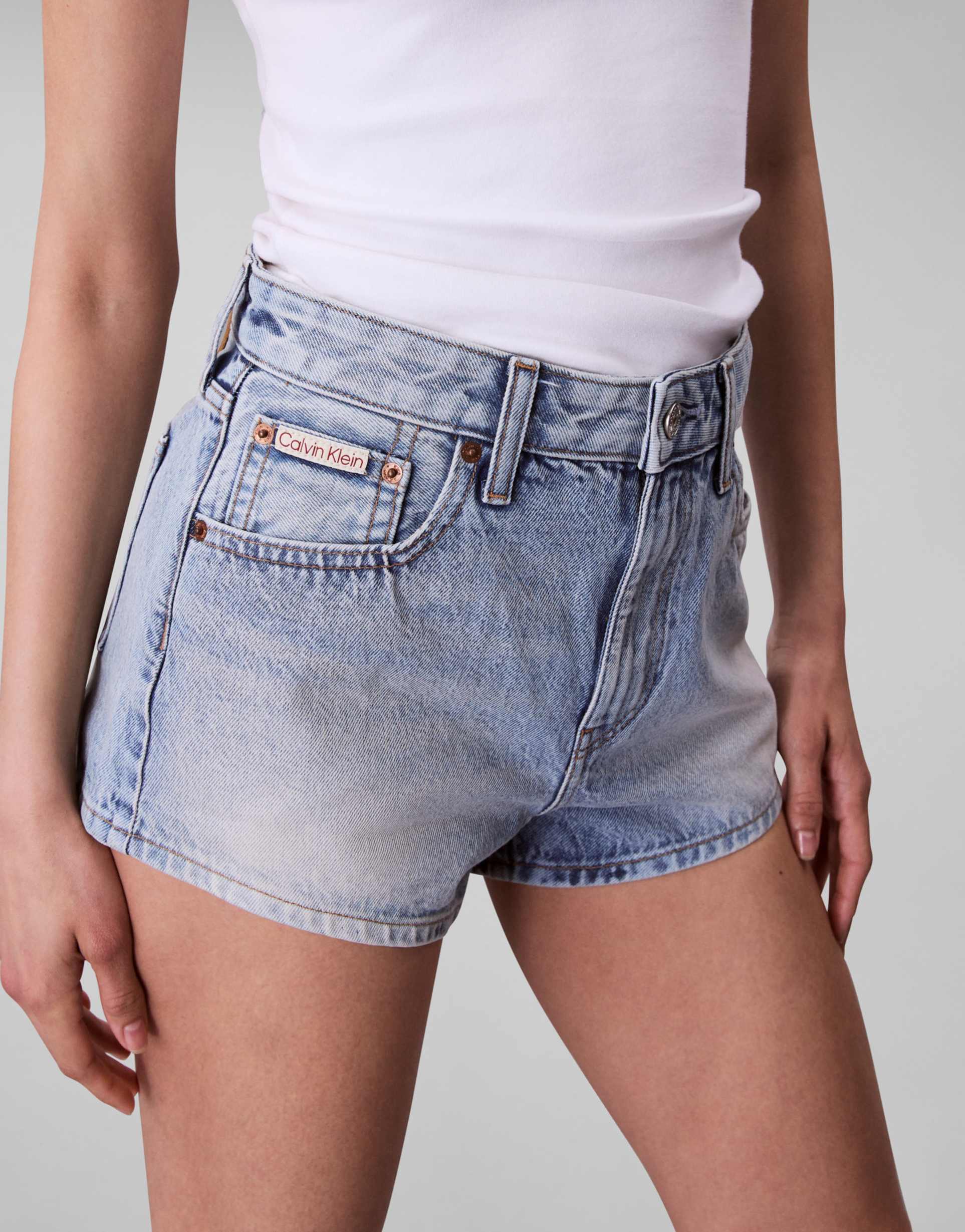 calvin klein jeans denim hot pants in light wash