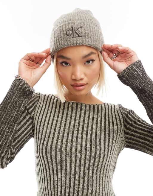 Calvin Klein Jeans – Dicke Strickmütze in Steinbeige mit Stickerei