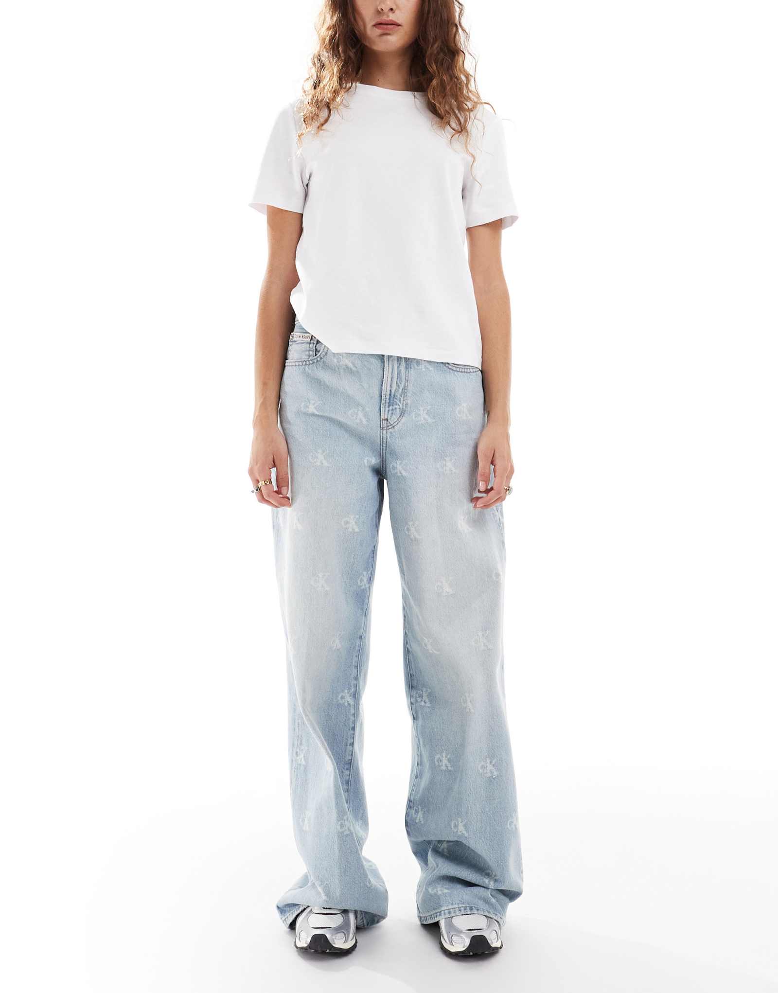 Потертые джинсы с логотипом Calvin Klein Jeans с широкими штанинами, слегка выстиранные