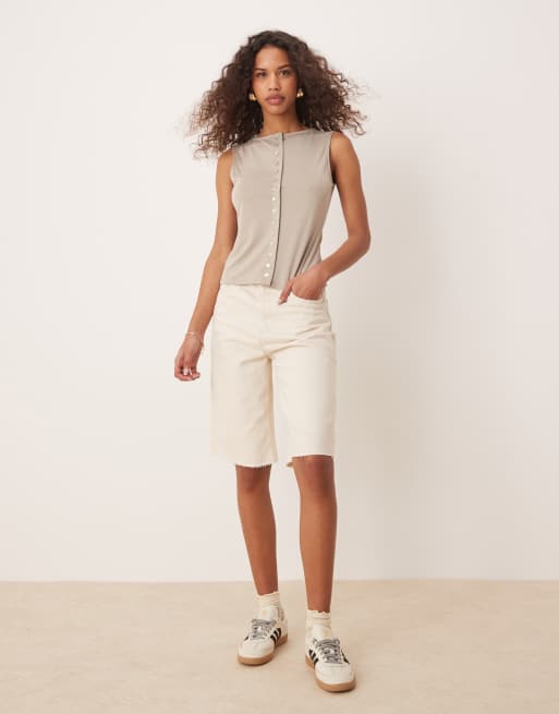 Calvin Klein Jeans – Długie szorty jeansowe w kolorze ecru z efektem sprania