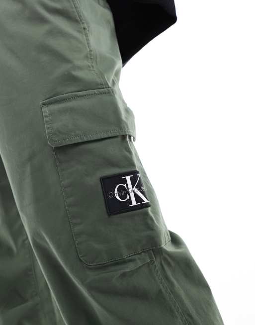 Calvin Klein Jeans - Essential - Pantalon cargo coupe classique - Vert foncé, 2 de 5