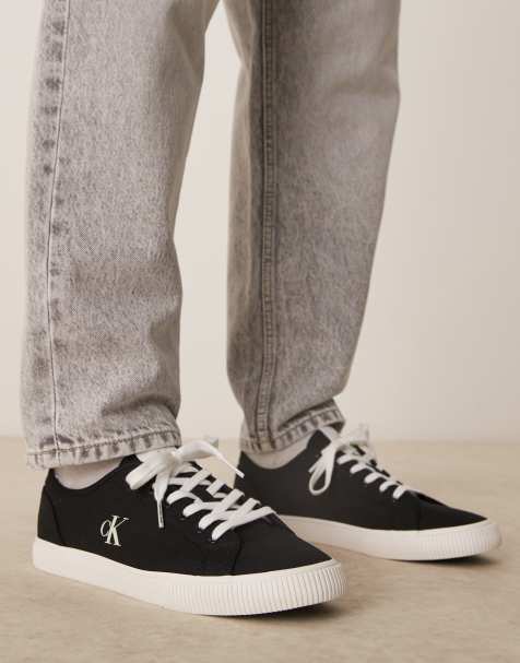 Calvin Klein Jeans – Essential – Svarta och vita sneakers i canvas med vulkaniserat gummi - view 1
