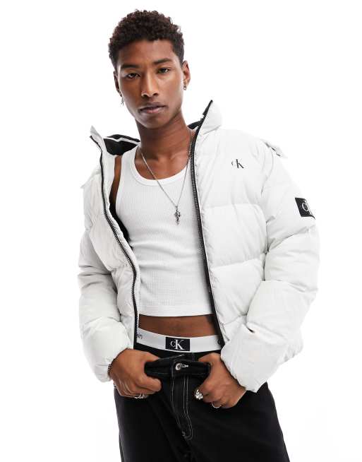 Calvin Klein Jeans - Essentials - Gewatteerd donsjack met logo en afneembare capuchon in lichtgrijs 