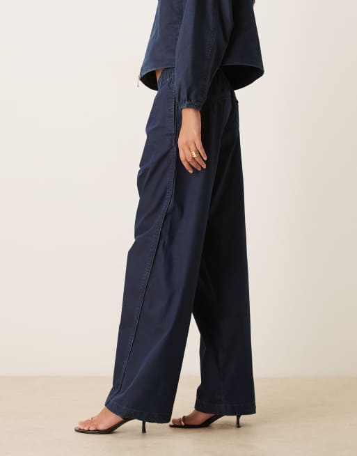 Calvin Klein Jeans – Fallschirmhose aus Nylon-Denim in dunklem Marineblau, Kombiteil, 2 von 5