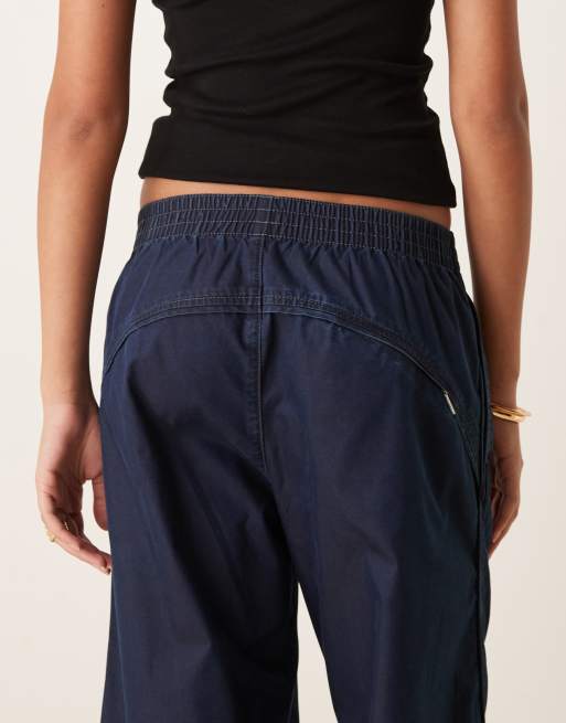 Calvin Klein Jeans – Fallschirmhose aus Nylon-Denim in dunklem Marineblau, Kombiteil, 4 von 5