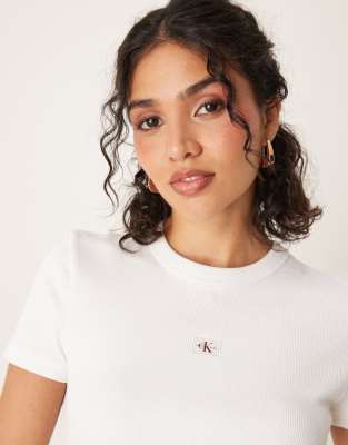 Calvin Klein Jeans - Figurbetontes, geripptes T-Shirt in Weiß mit Labellogo aus Webstoff