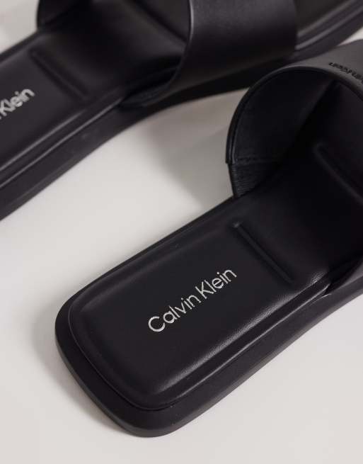 Calvin Klein Jeans – Flache Zehenstegsandalen aus Leder in Schwarz, 3 von 4