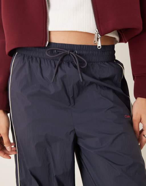 Calvin Klein Jeans – Funktions-Trainingshose in Marineblau mit Knitteroptik, 5 von 5
