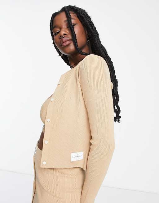 Calvin Klein Jeans - Gebreid vest met badge in camel, deel van co-ord set 