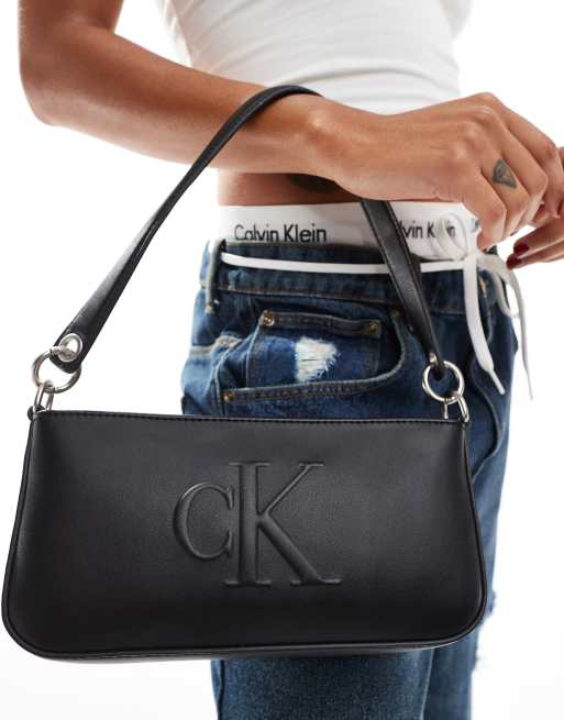 Calvin Klein Jeans Geformte Beuteltasche zum Umhangen in Schwarz