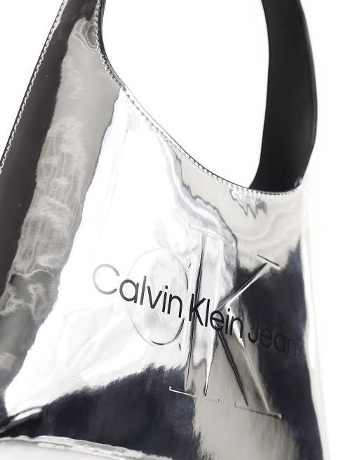 Calvin Klein Jeans – Geformte, bogenförmige Schultertasche in Silberoptik, 3 von 4