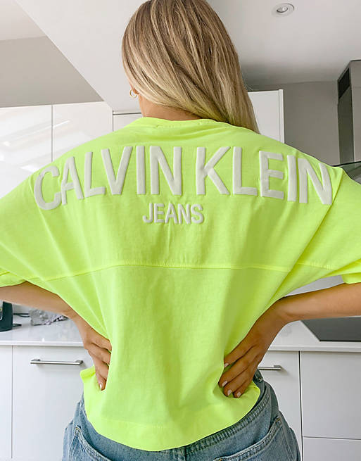Calvin Klein Jeans – Gelbes T-Shirt mit Schaumdruck-Logo am Rücken | ASOS