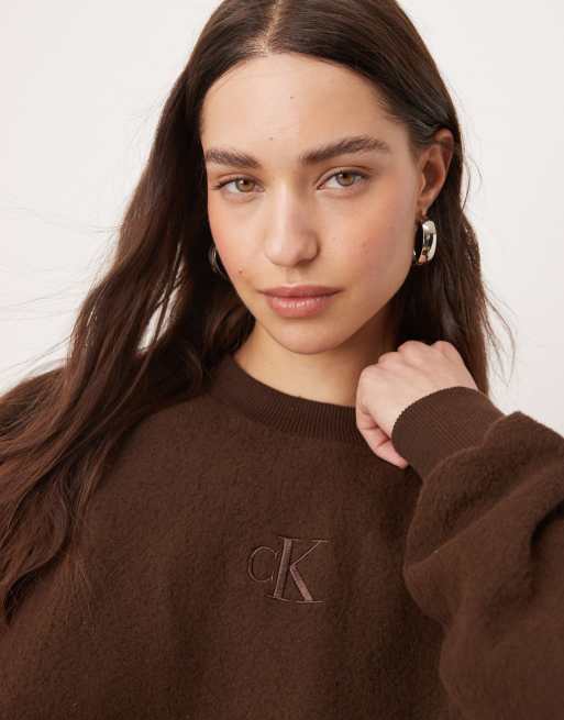 Calvin Klein Jeans – Gemütliches Sweatshirt in Dunkelbraun, exklusiv bei ASOS, 3 von 4